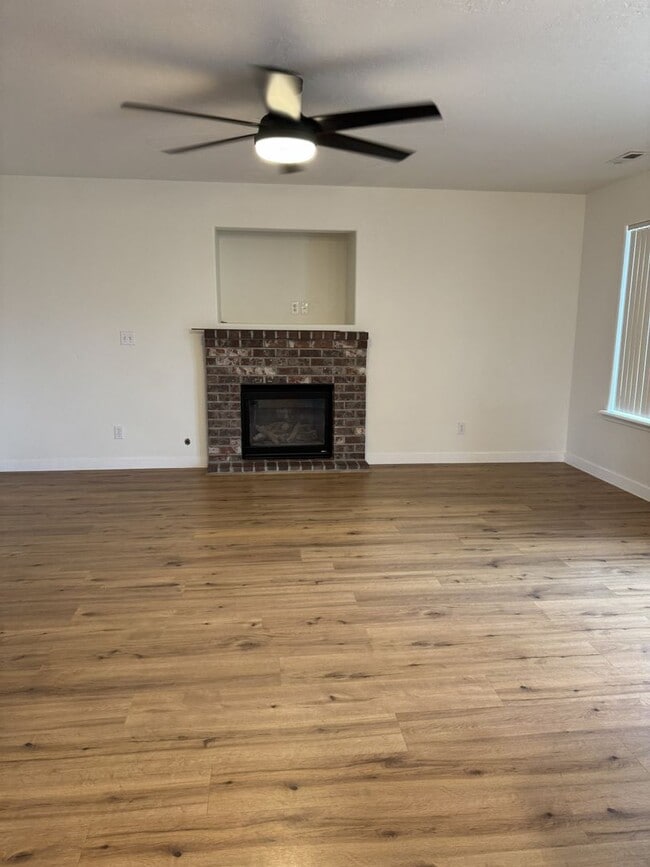 Building Photo - HARD TO FIND 4 BEDROOM