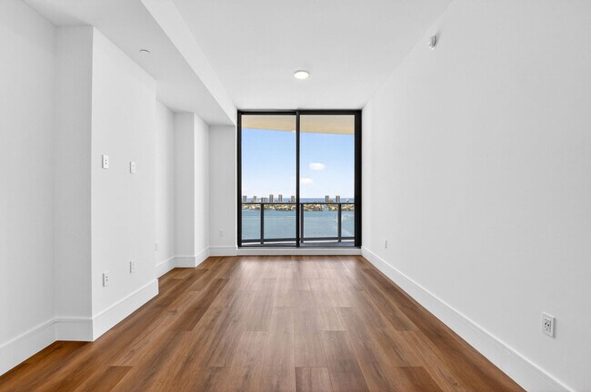 Building Photo - 220 Lake Shore Dr