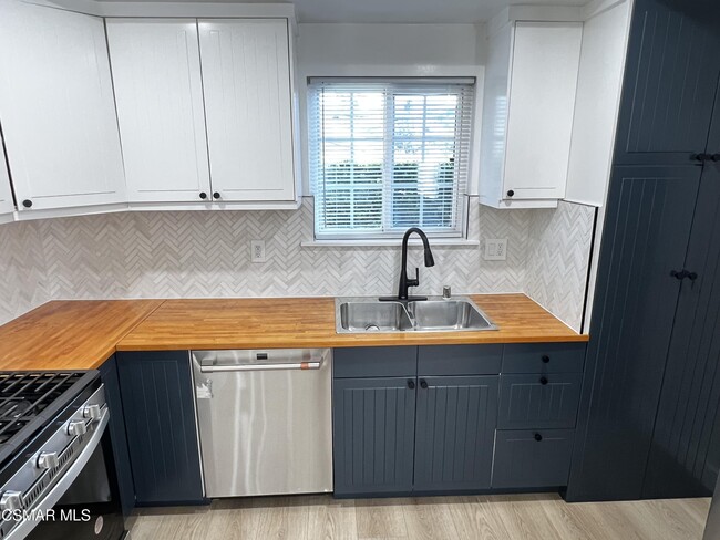 Building Photo - 2002 Calle La Sombra