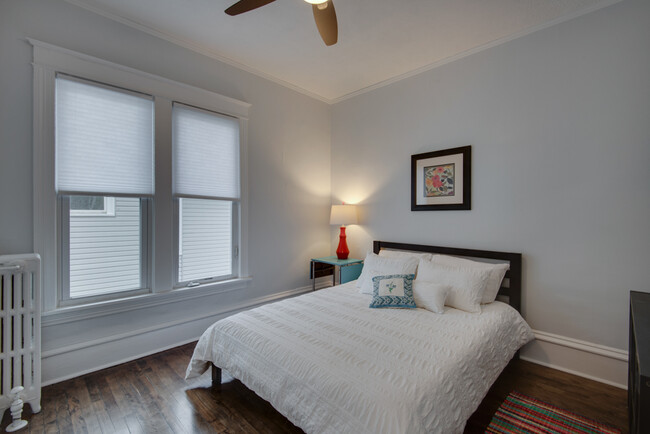 Medium-sized bedroom - 3020 Columbus Ave