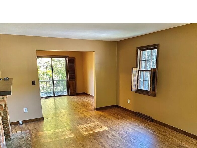 Living Area - 1031 Howe Avenue