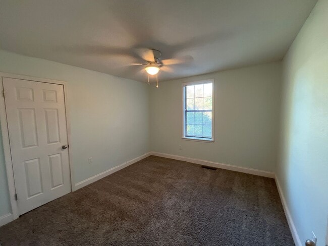 Building Photo - Charming, Spacious 3 bedroom 2 bath