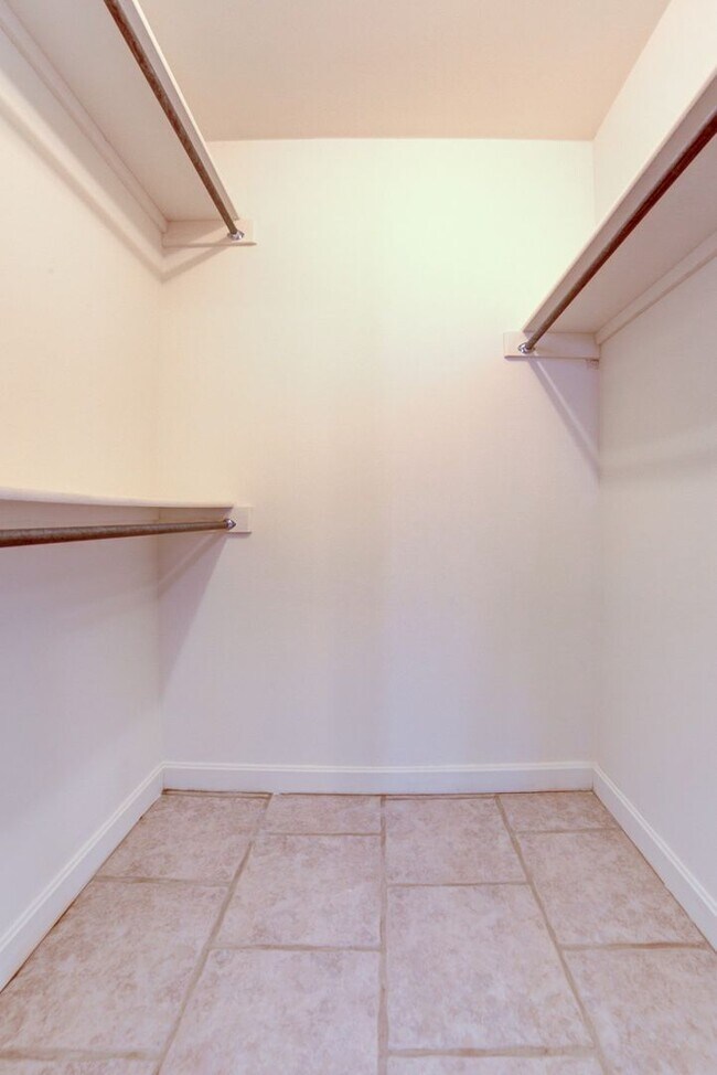 Building Photo - South Tulsa Gem! Large 3/2 Rental Home