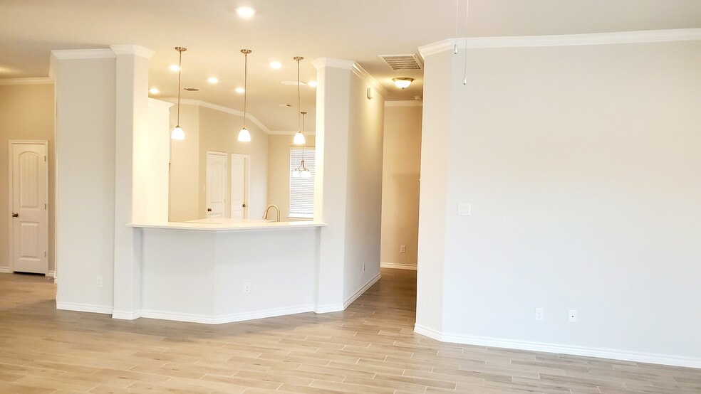 Building Photo - 705 Lister Dr