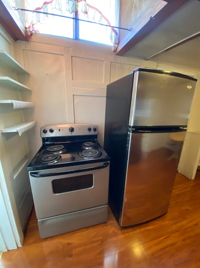 Building Photo - 118 7th St