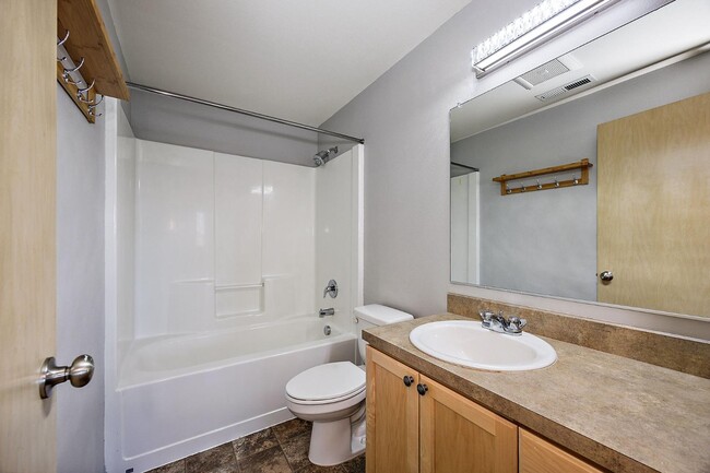 Building Photo - 6937 Lakeview Dr