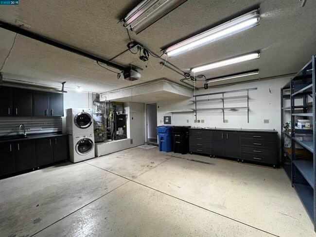 Building Photo - Light, Bright, Spacious Townhome in Summit...