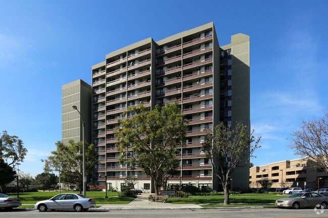 Huntington Gardens - Huntington Beach, CA | Apartment Finder