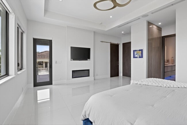 Building Photo - 334 Isle of Capri Dr