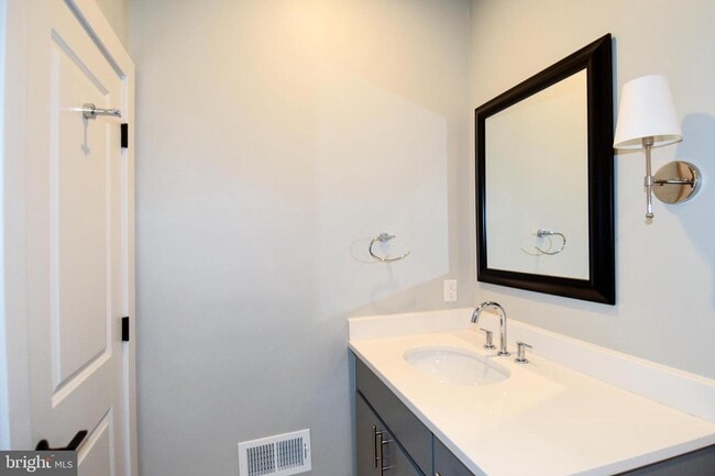 Building Photo - 1540 Levis St NE