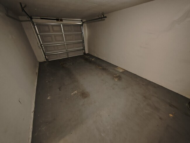 Building Photo - 561 Laura Ln