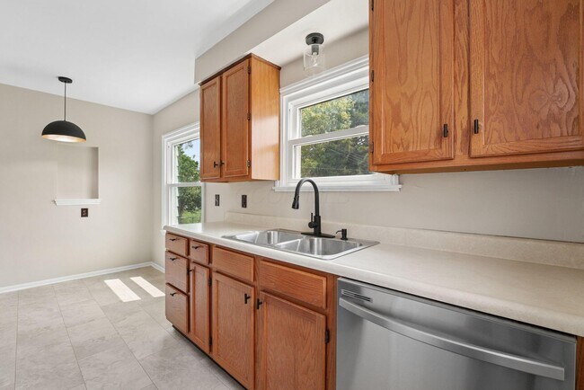 Building Photo - 375 E Royal Forest Blvd