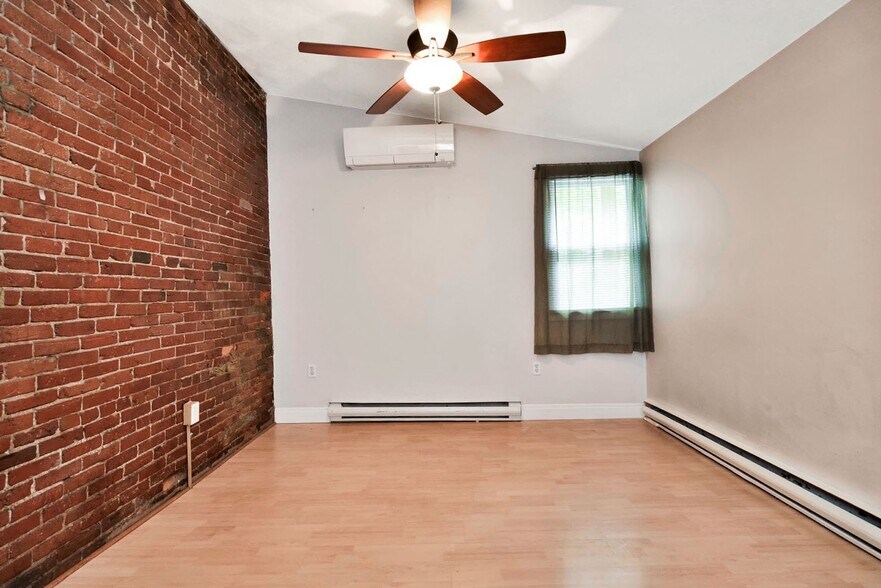 Building Photo - 383 Meridian St