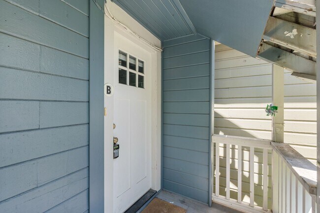 Building Photo - 1 BD available in the serene SW Hills