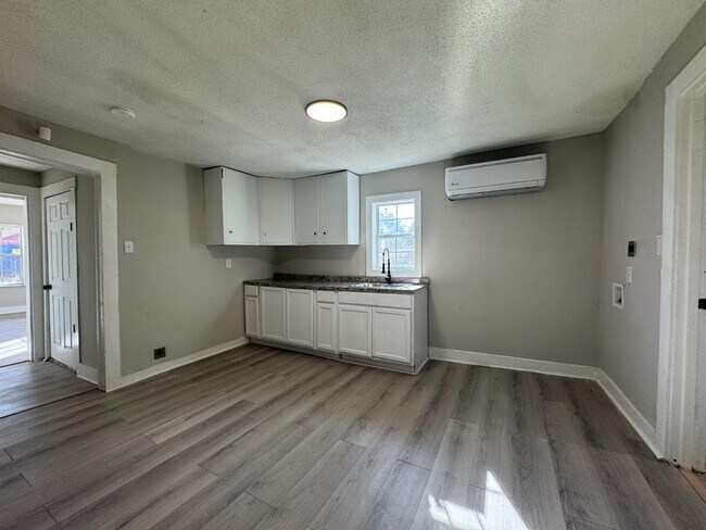 Building Photo - 2028 Amity Ave