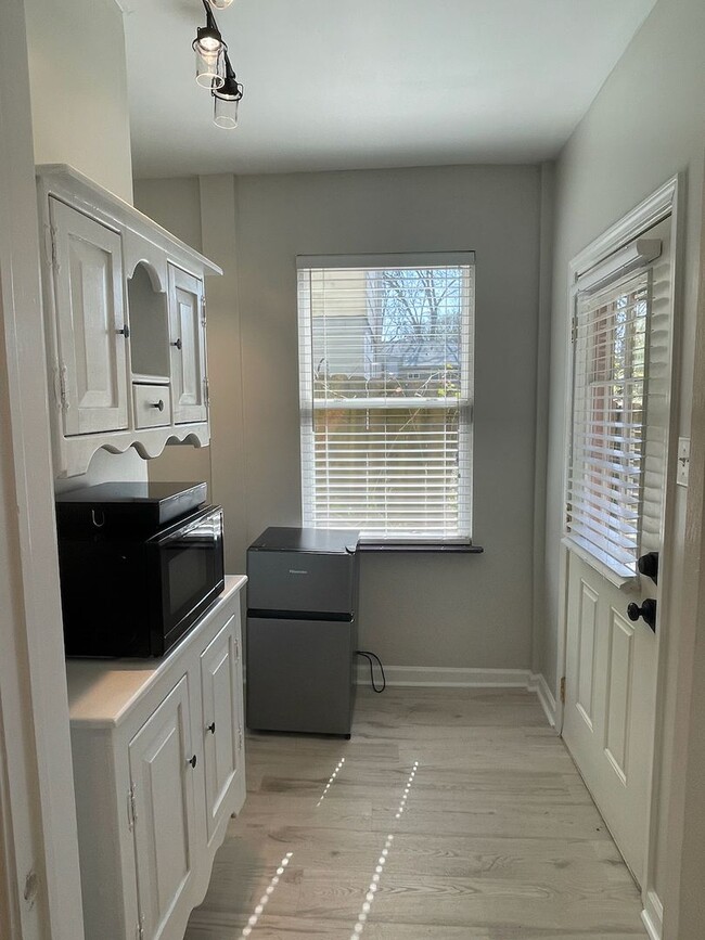 Building Photo - Private Basement Studio Apartment in Kirkwood.