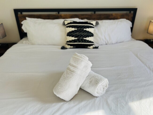 Building Photo - 7012 Ingalls St