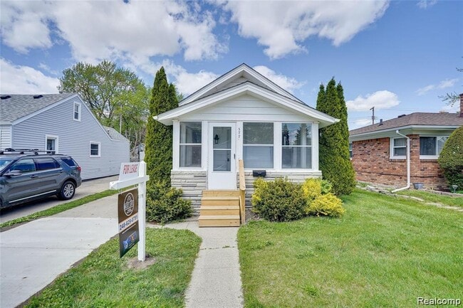 Primary Photo - 577 E Brickley Ave