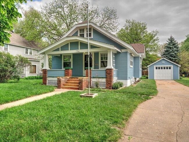 Building Photo - 3 Bedroom / 1 Bath Home with Washer/Dryer ...