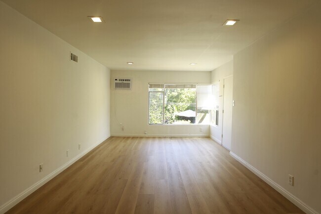 Building Photo - 1323 Ridgeley Dr