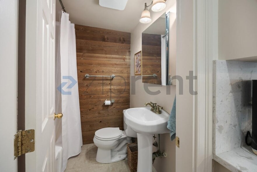 Building Photo - Unit 3