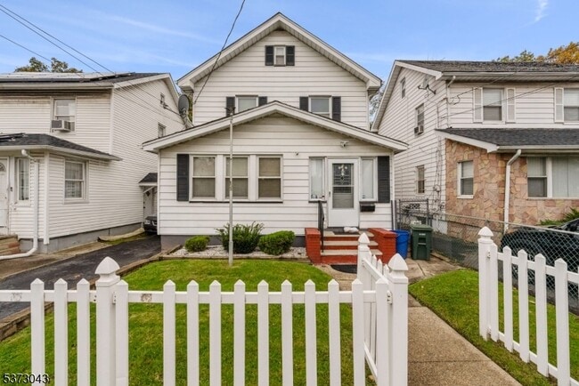 Primary Photo - 123 Ball St