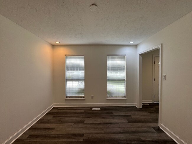 Building Photo - Conveniently Located 3 Bed 2.5 Bath Home i...