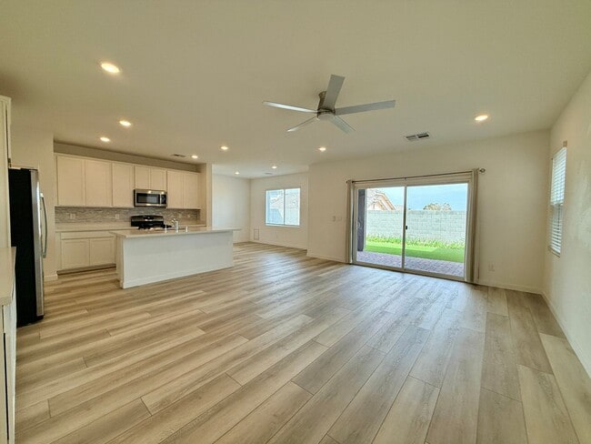 Building Photo - Beautiful Spring Valley Lennar Home-Make it yours today!