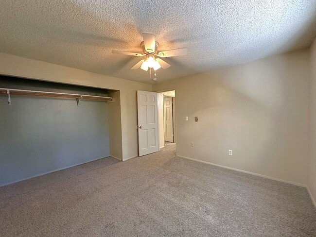 Building Photo - Townhouse in Desirable University Place Ne...