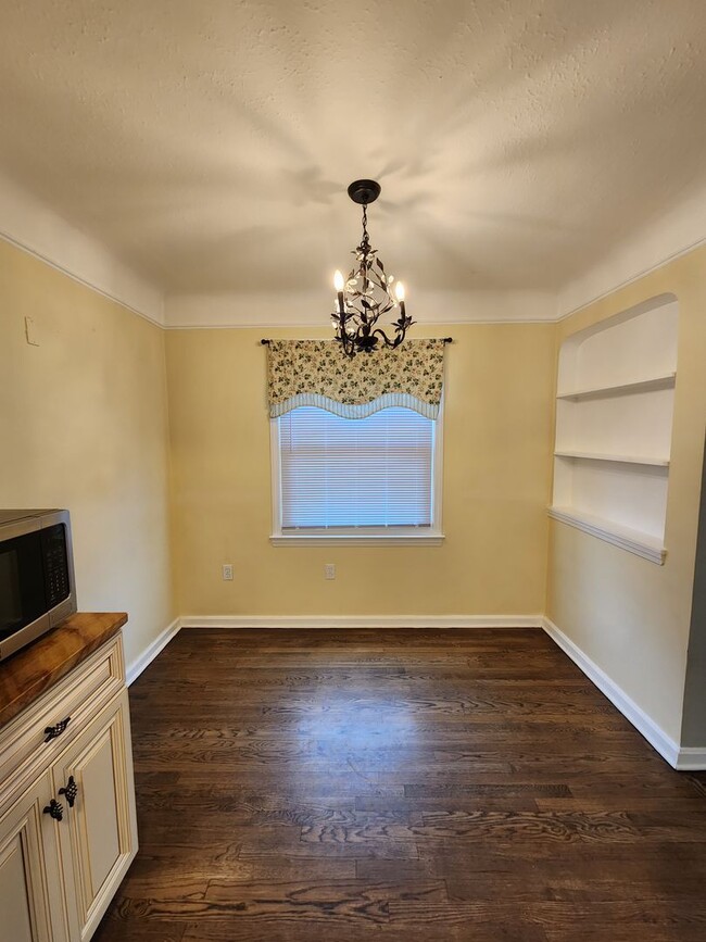 Building Photo - Beautiful 3 Bedroom Home For Rent
