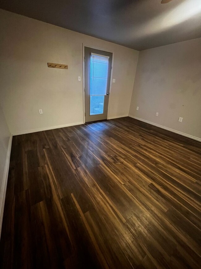 Building Photo - ALL utilities Included 2 Bedroom UNDER $1500