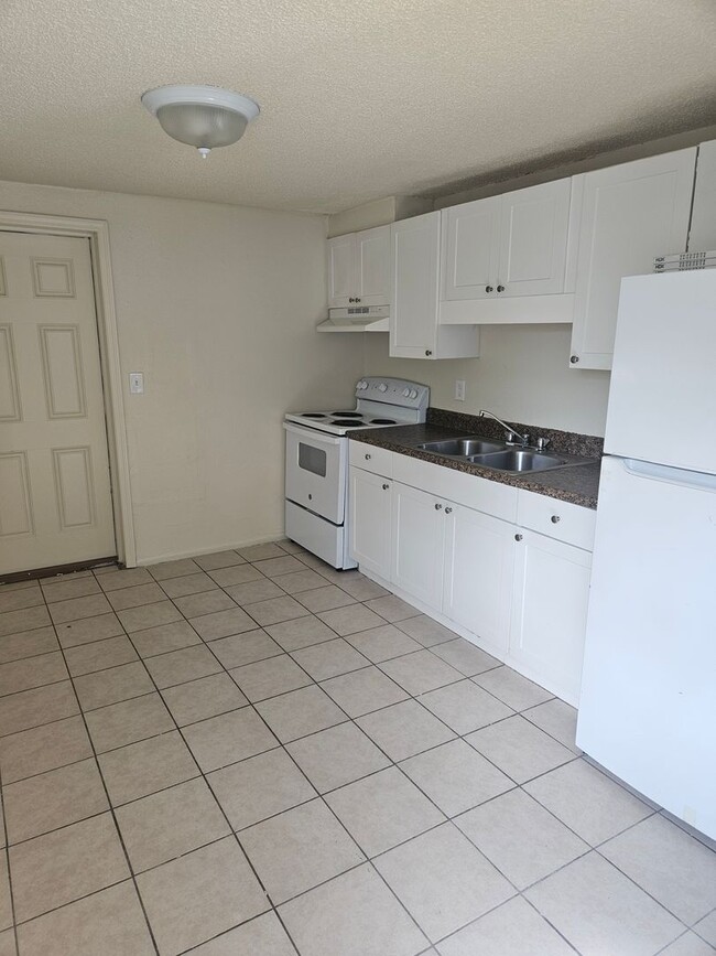 Building Photo - 2/1 DUPLEX