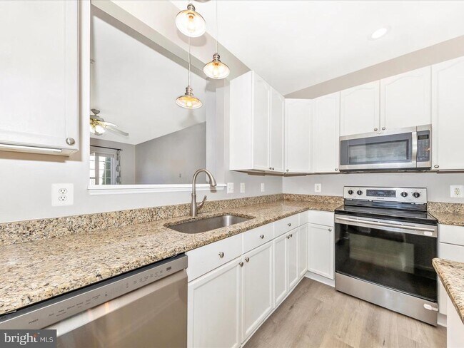 Building Photo - 2103 Paxton Terrace