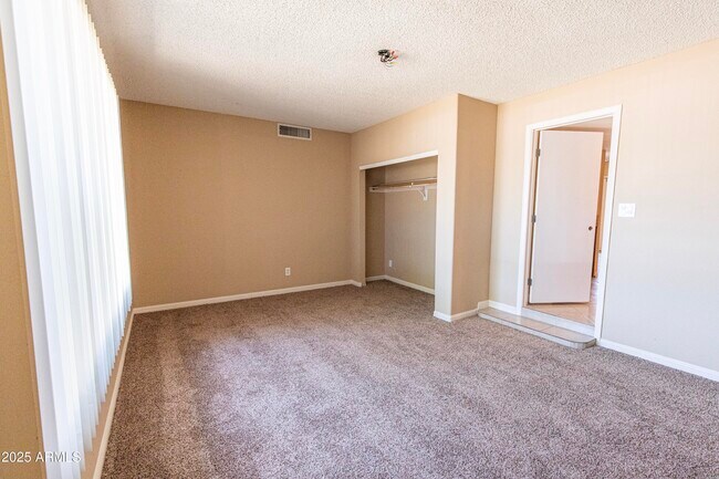Building Photo - 1049 E Carter Dr