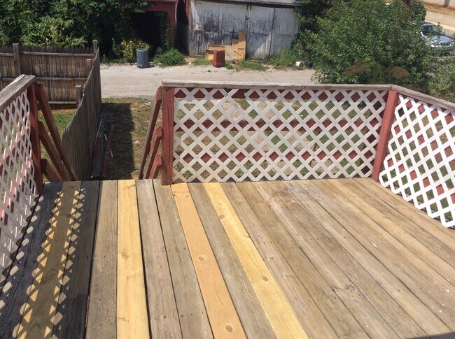 Building Photo - 3 Bedroom 1 Bath 2nd/3rd Floor Apartment-York City SD