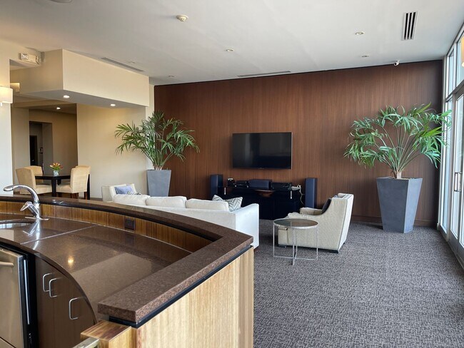 Building Photo - Newly Renovated Condo in the heart of Down...