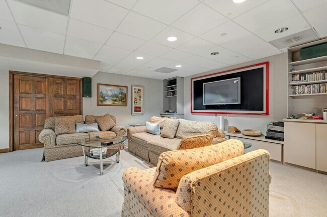 Building Photo - 787 Peach Tree Ln