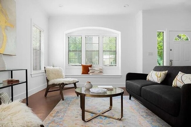 Building Photo - Hyde Park Home