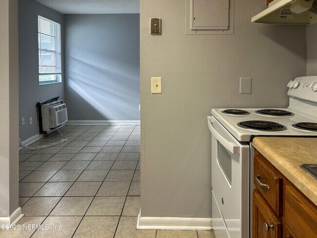 Building Photo - 1122 Woodruff Ave