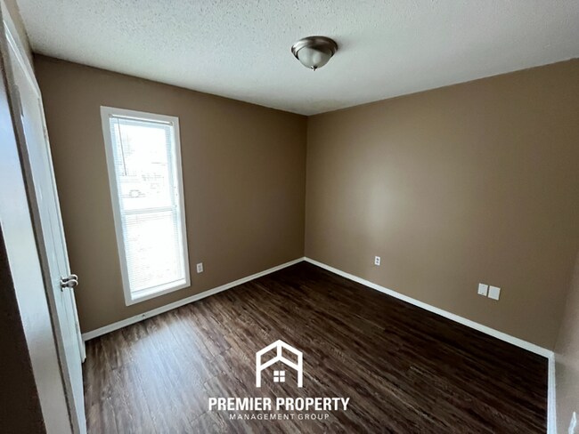 Building Photo - 3 Bedroom Home for Rent in Memphis | Formal Dining Room & Fenced Yard