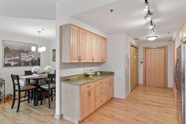 Building Photo - 215 10th Ave S