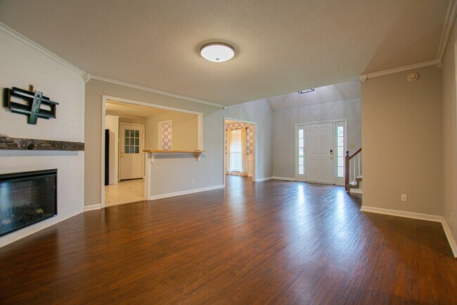 Building Photo - Pet Friendly Three Bedroom!