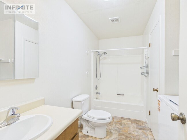 Building Photo - 3 Bedroom off East Valley Center!