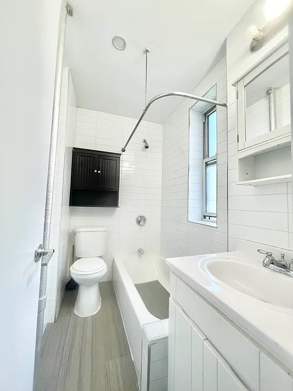 Building Photo - 901 Woodycrest Ave