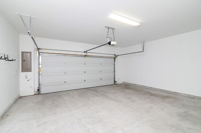 Building Photo - Beautiful 3 Bedroom Luxury Townhome, MCKIN...