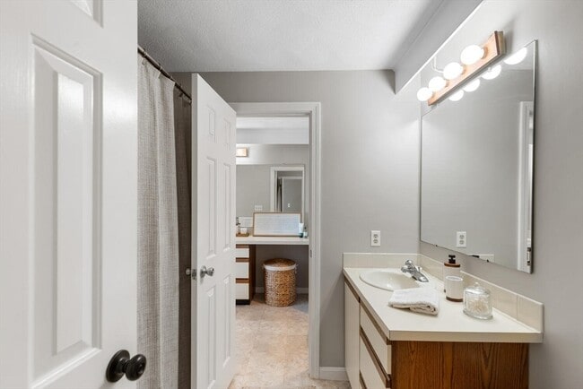 Building Photo - 320 Newbury St