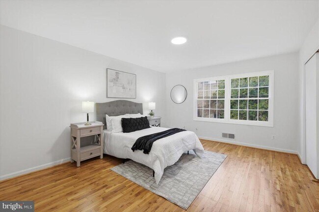 Building Photo - 8141 Kingsway Ct