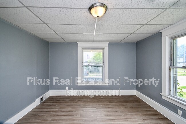 Building Photo - 825 7th St NW