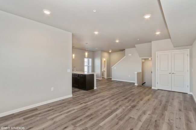 Building Photo - Big Ben Townhomes - 3 Bedroom/2.5 Bathroom