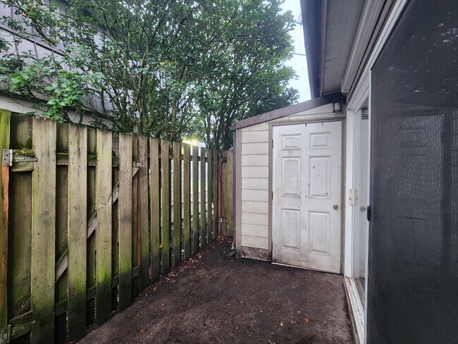Building Photo - 1ST  FULL  MONTH'S  RENT  FREE   Pet-friendly Townhouse Near Parks and Downtown Newberg